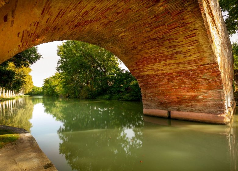 Canal du Midi brick bridge © Aspheries