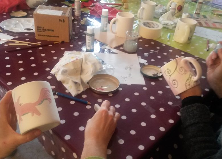 atelier-ceramique–mains-en-train-de-peindre